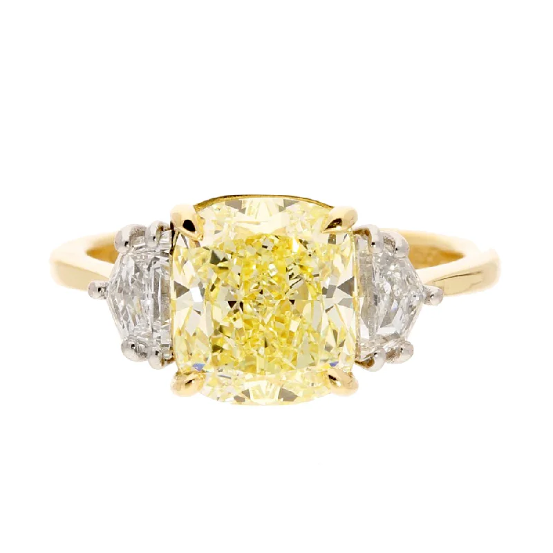 Alexandrite Gemstone Rings with a Chameleon - like Color Change18ct Yellow Gold Laboratory-Grown 2.78ct Yellow Cushion Cut Diamond Trilogy Ring